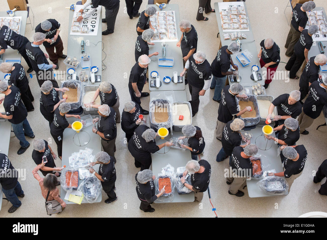 Auburn Hills, Michigan, USA. Chrysler Mitarbeiter freiwillige bereiten Mahlzeit Pakete für Hunger jetzt beenden, eine internationale Hunger Hilfswerk. Das Essen wird nach Brasilien gesendet, Schulprogramme Fütterung zu unterstützen. Bildnachweis: Jim West/Alamy Live-Nachrichten Stockfoto