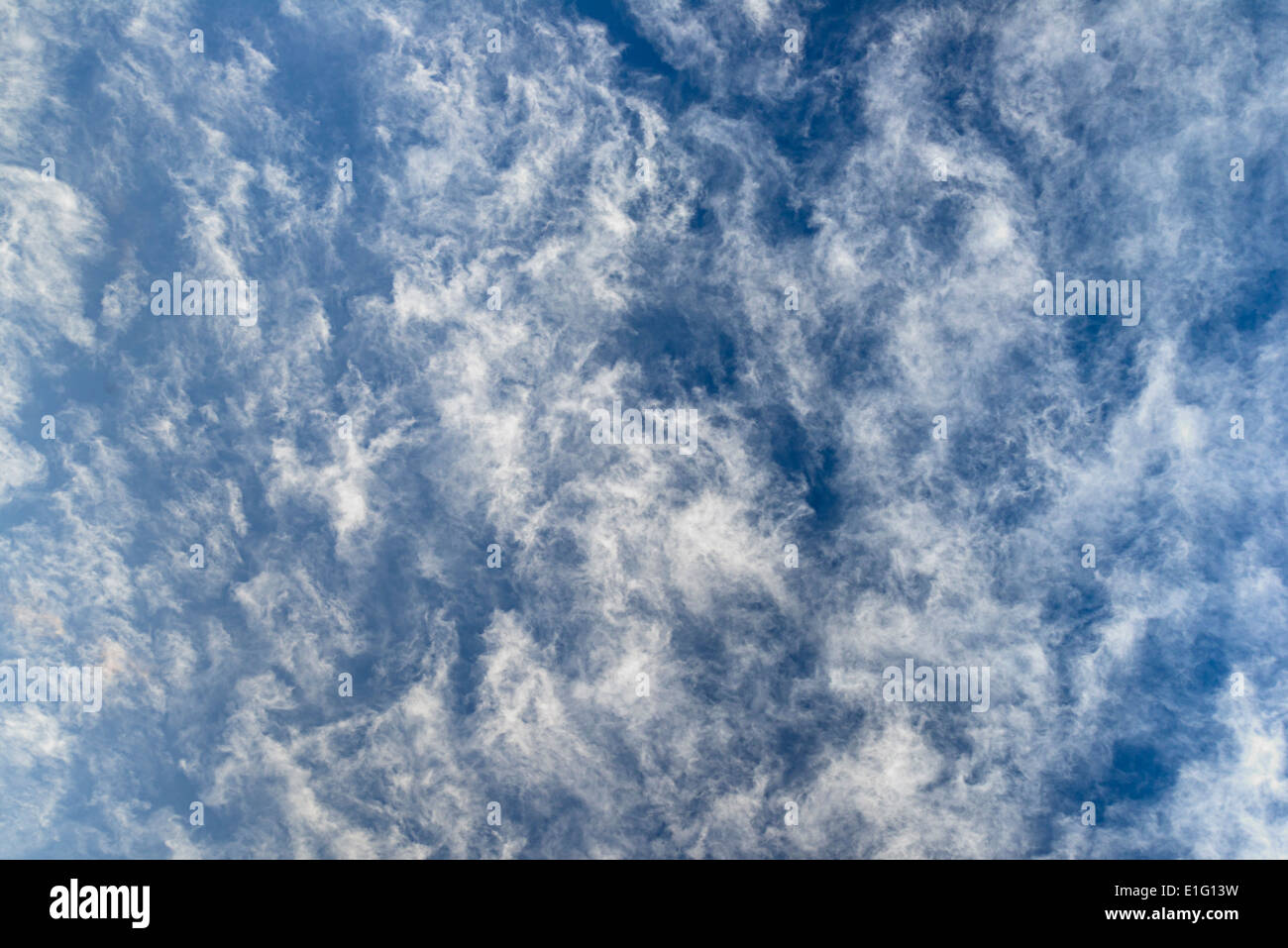 Cirrocumulus Lacunosus flauschigen Wolken am blauen Himmel Stockfoto