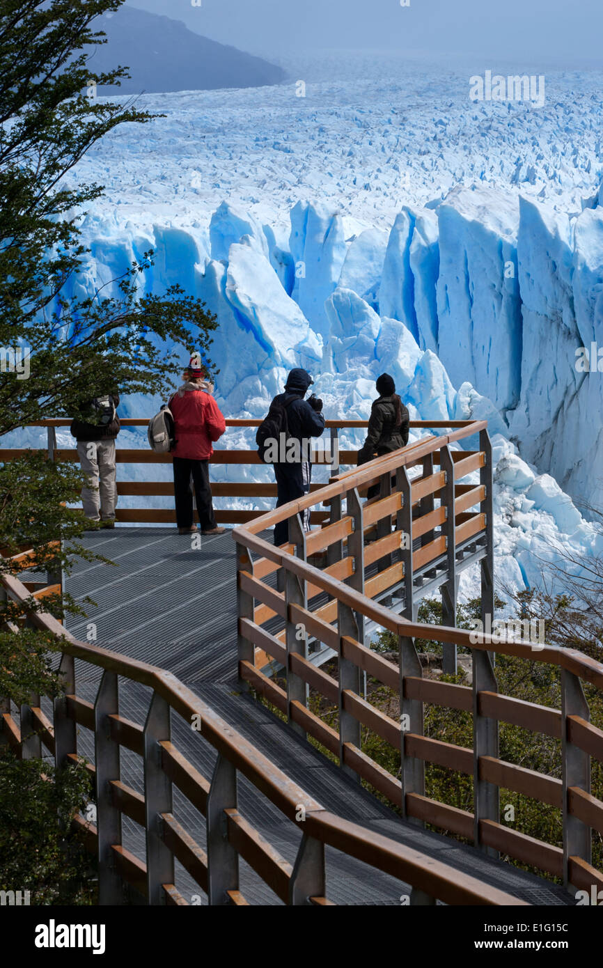 Touristen, die Betrachtung des Perito-Moreno-Gletschers von der Plattform sehen. Nationalpark Los Glaciares. Patagonien. Argentinien Stockfoto