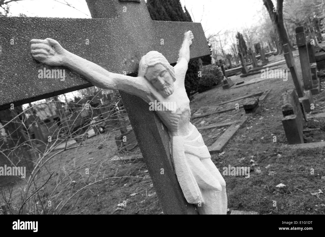 Jesus Kruzifix Grabstein auf dem Friedhof Stockfoto