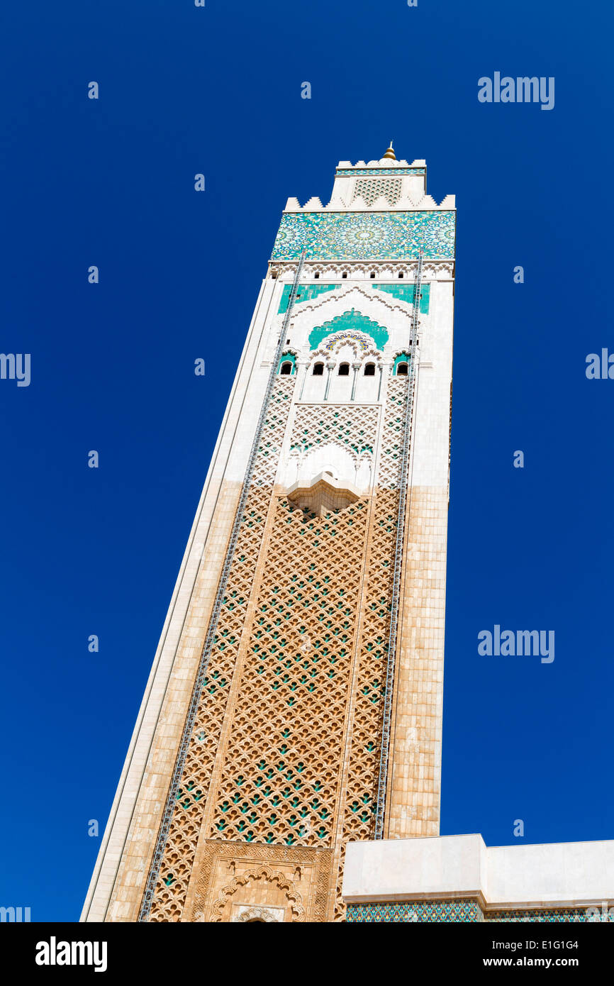 Blick auf das atemberaubende Minarett an der großen Moschee Hassan II in Casablanca, Marokko. Stockfoto