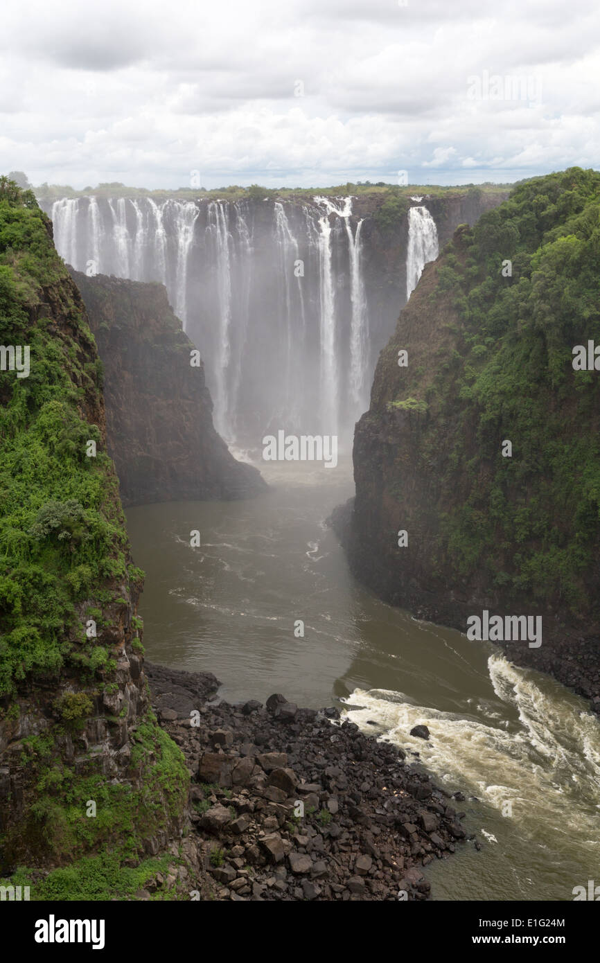 Viktoriafälle angesehen von den Victoria Falls Bridge, Sambia, Afrika. Stockfoto