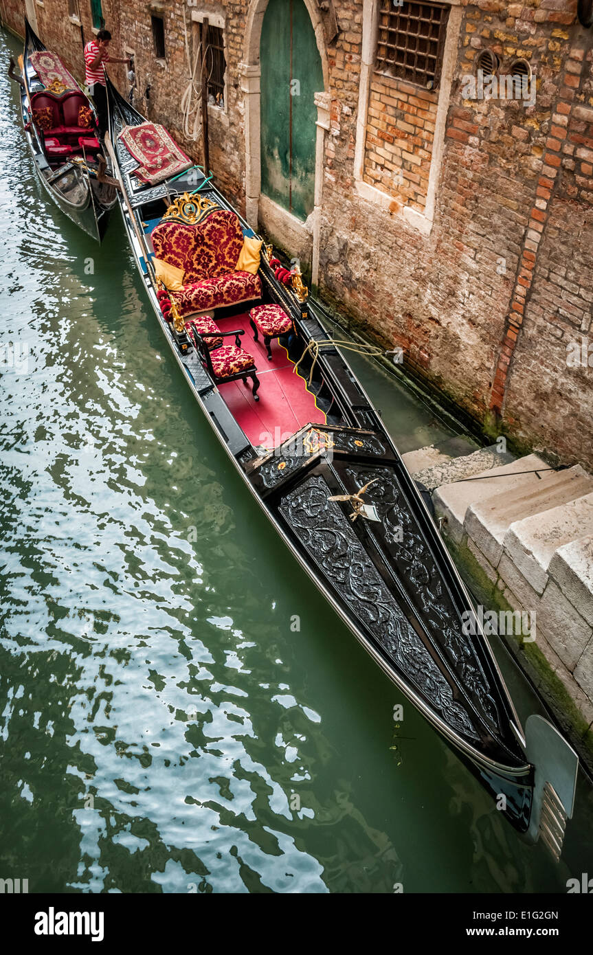Traditionelle Gondel in Venedig warten auf Touristen Stockfoto
