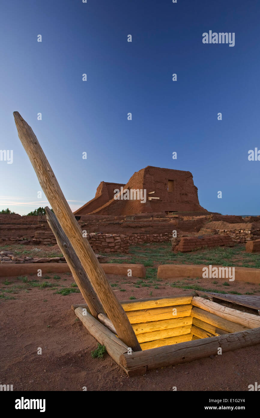 Kiva und Mission Kirchenruinen, Pecos National Historic Site, Pecos, New Mexico, Vereinigte Staaten Stockfoto