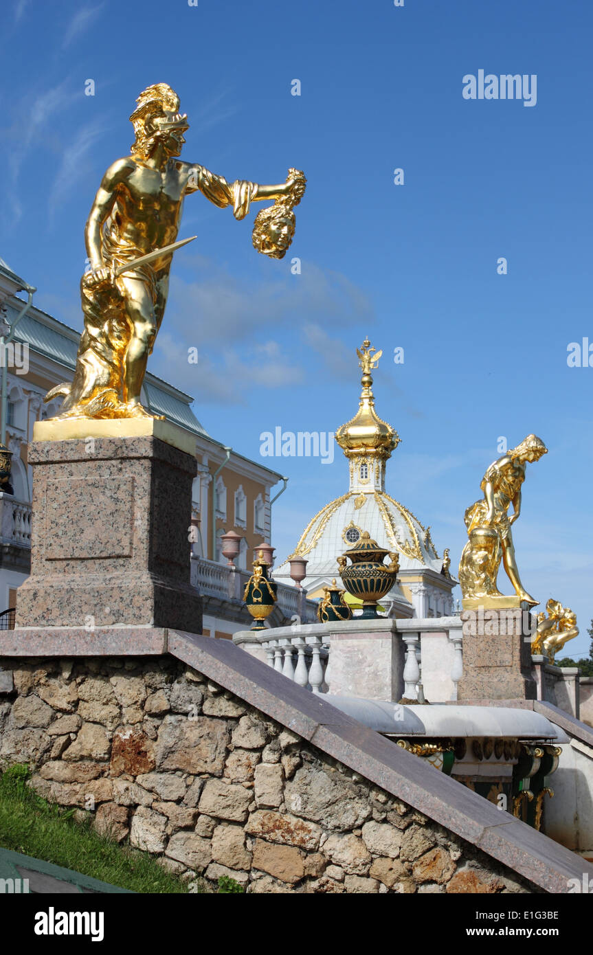 Große Kaskade Brunnen im Peterhof Palast in St. Petersburg, Russland Stockfoto