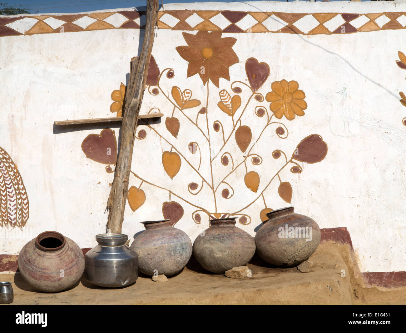 Indien, Rajasthan, Jaisalmer, Khuri Dorf Thar-Wüstenhaus Verbindung mit Keramik Wasserkrüge außerhalb Stockfoto