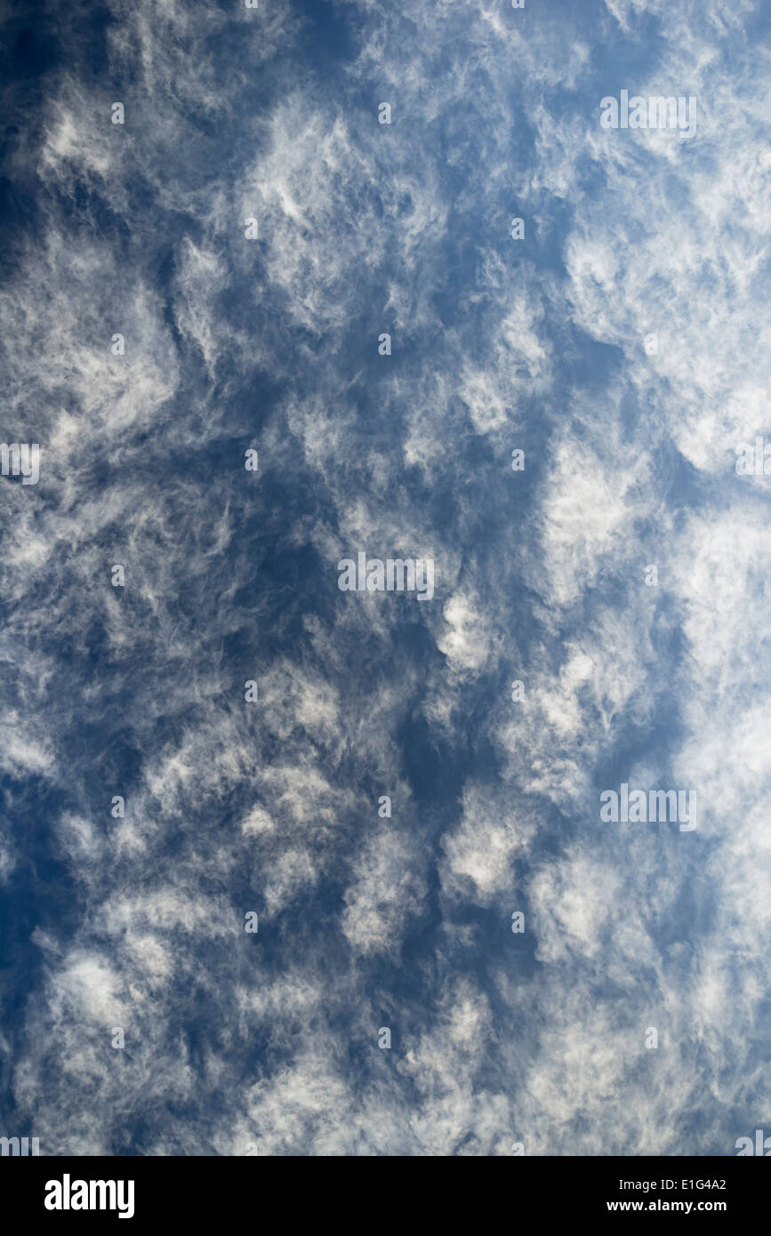 Cirrocumulus Lacunosus flauschigen Wolken am blauen Himmel Stockfoto