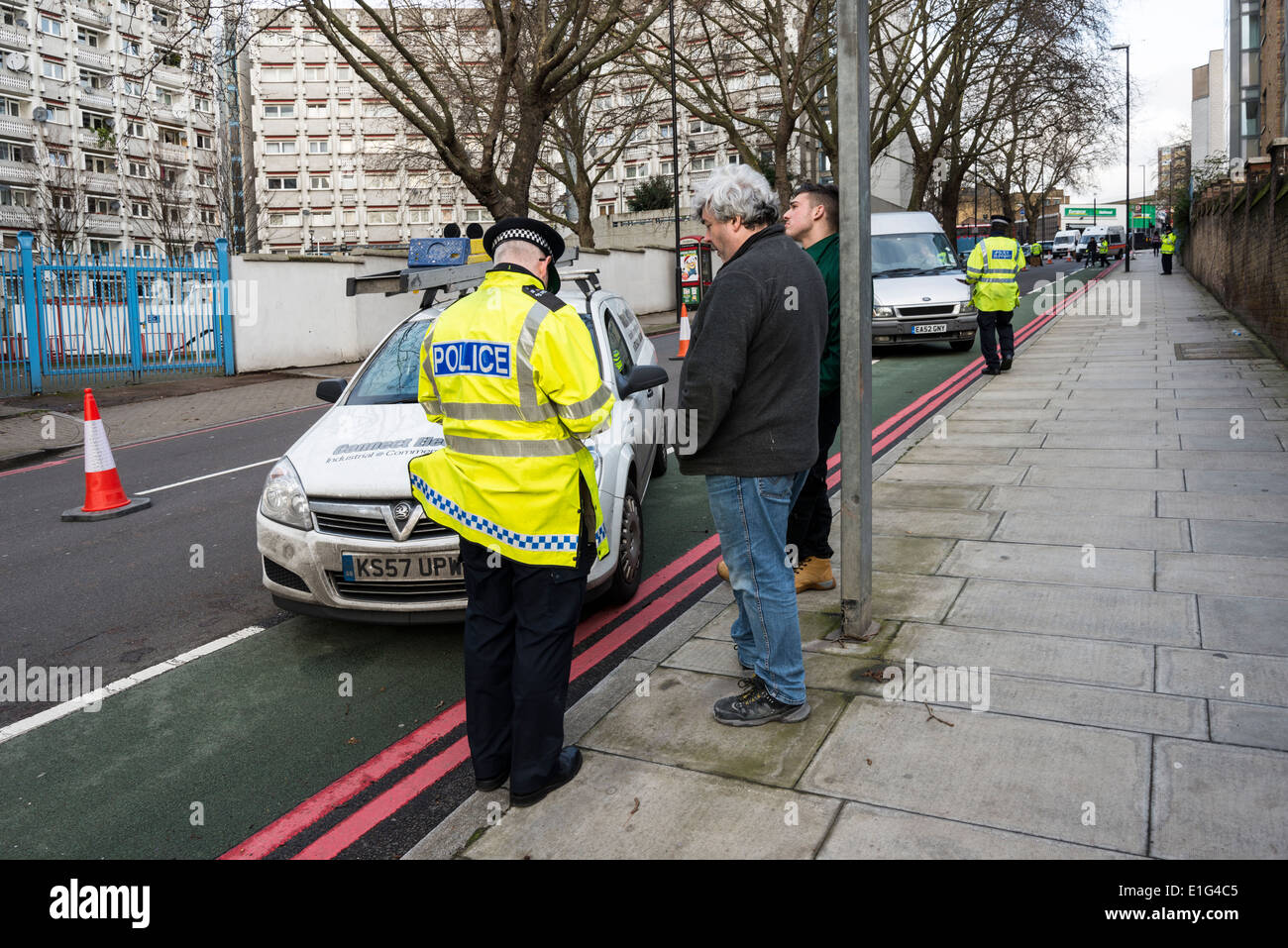 Verkehr Polizisten, die Durchführung von Stichproben auf vorbeifahrenden Fahrzeugen in London, Großbritannien Stockfoto