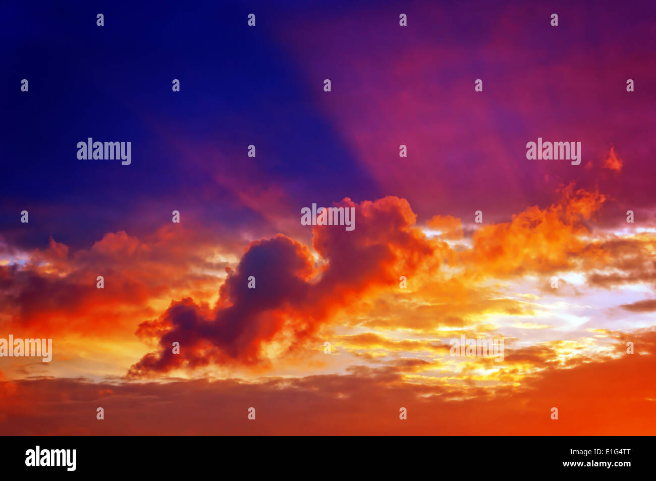 Wolkengebilde mit Wolken bei Sonnenuntergang mit Sonnenstrahlen Stockfoto