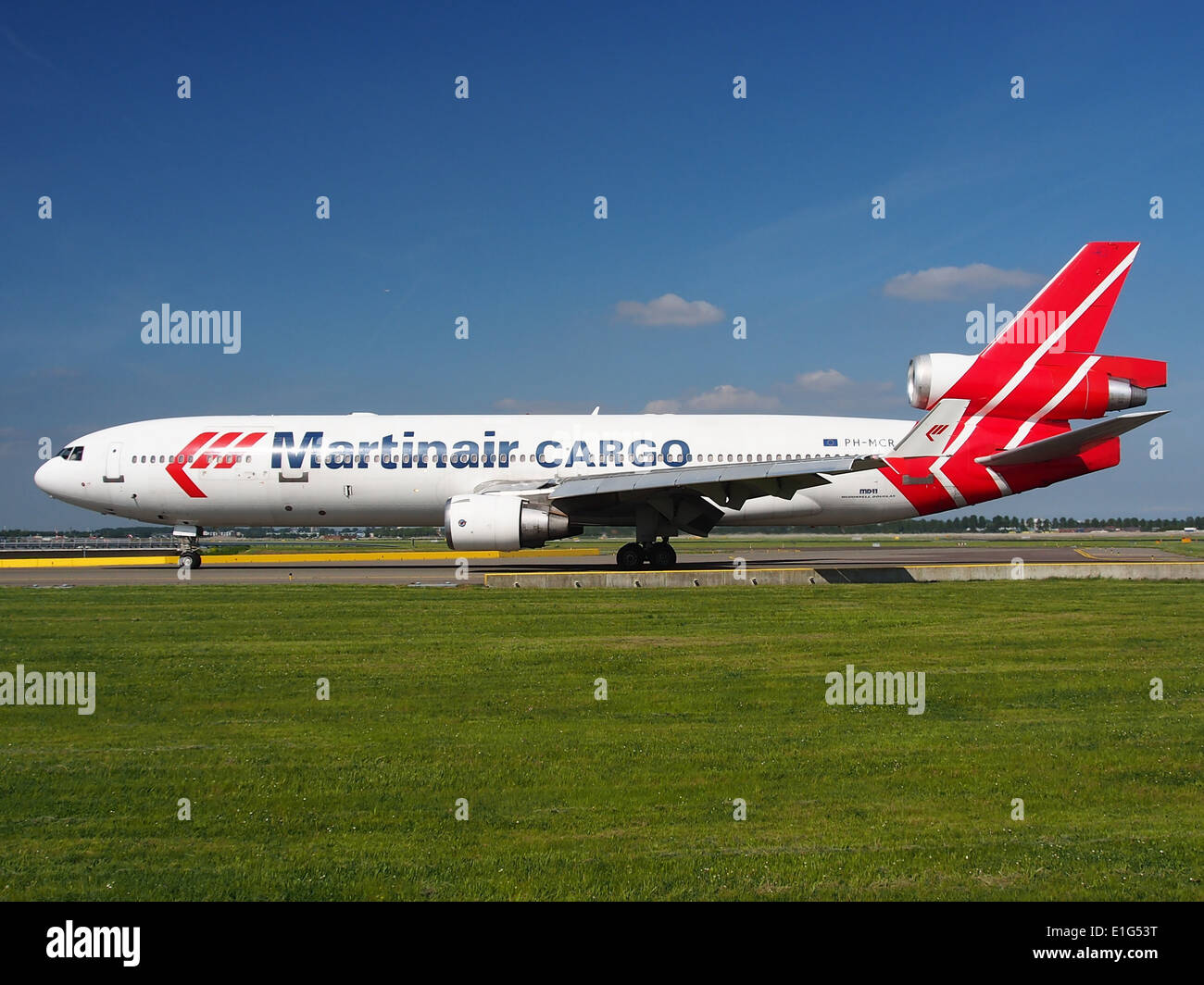 PH-MCR ist ein McDonnell Douglas MD-11CF Frachtflugzeug, das von Martinair Holland betrieben wird. Das Flugzeug wurde am 16. Mai 2014 auf dem Flughafen Schiphol gesehen und gehört zur Flotte der Martinair, die auf Frachttransport und Luftfrachtdienste spezialisiert ist. Stockfoto