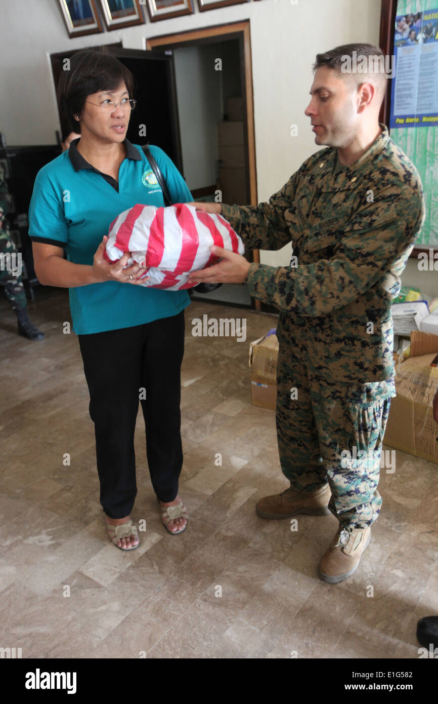 US Marine Corps Major David Rosenburg Hände Sachspenden, Nordeliza Aranbia, Gesundheitspfleger, während eine humanitäre m Stockfoto