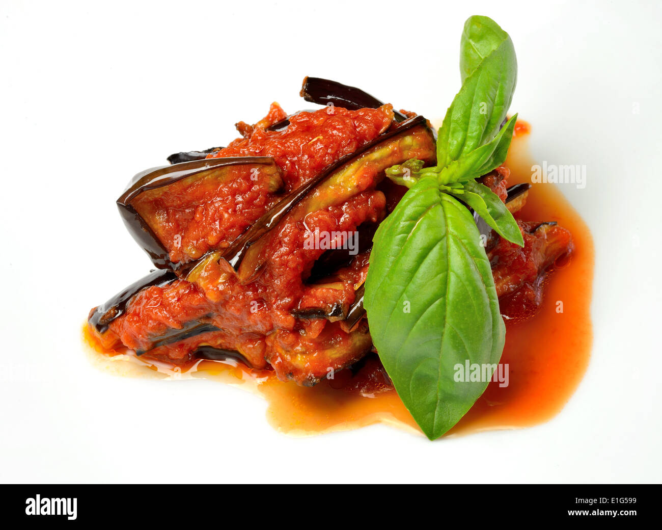 Auberginen in Streifen geschnitten, gebraten in Olivenöl mit der Zugabe von Tomaten. Tolle Pasta-sauce Stockfoto