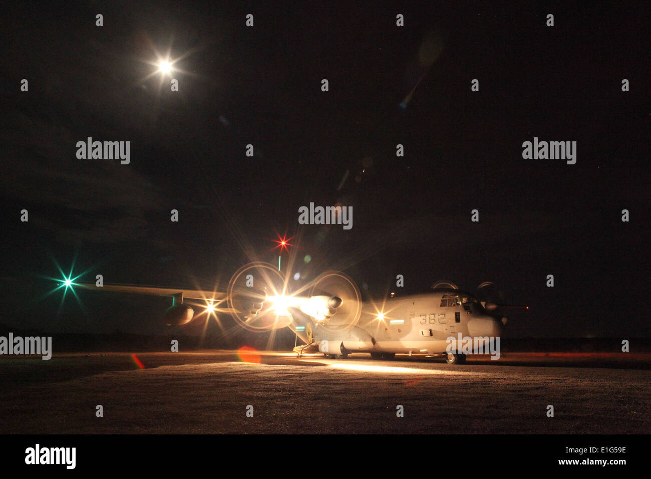 US Marine Corps KC-130 potenzielle Waffen und Taktiken Instruktoren laufen Kraftstoffleitungen aus einer KC-130 Hercules zu tanken Punkte Stockfoto