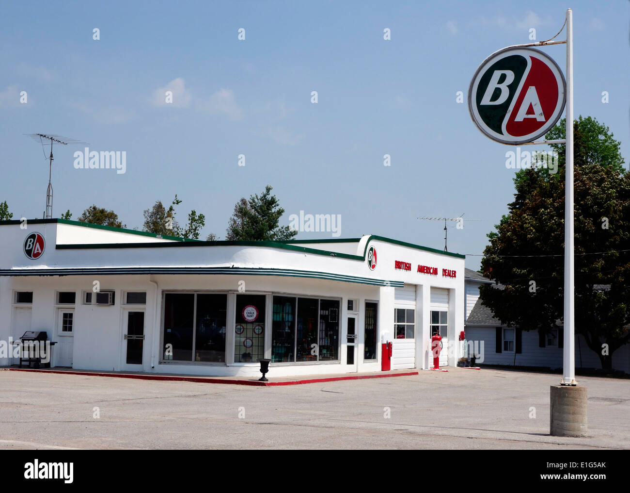 Eine restauriert British American Tankstelle auf der Autobahn A2 in Newtonville Ontario Kanada verwendet als ein Verkauf Auktionssaal Stockfoto