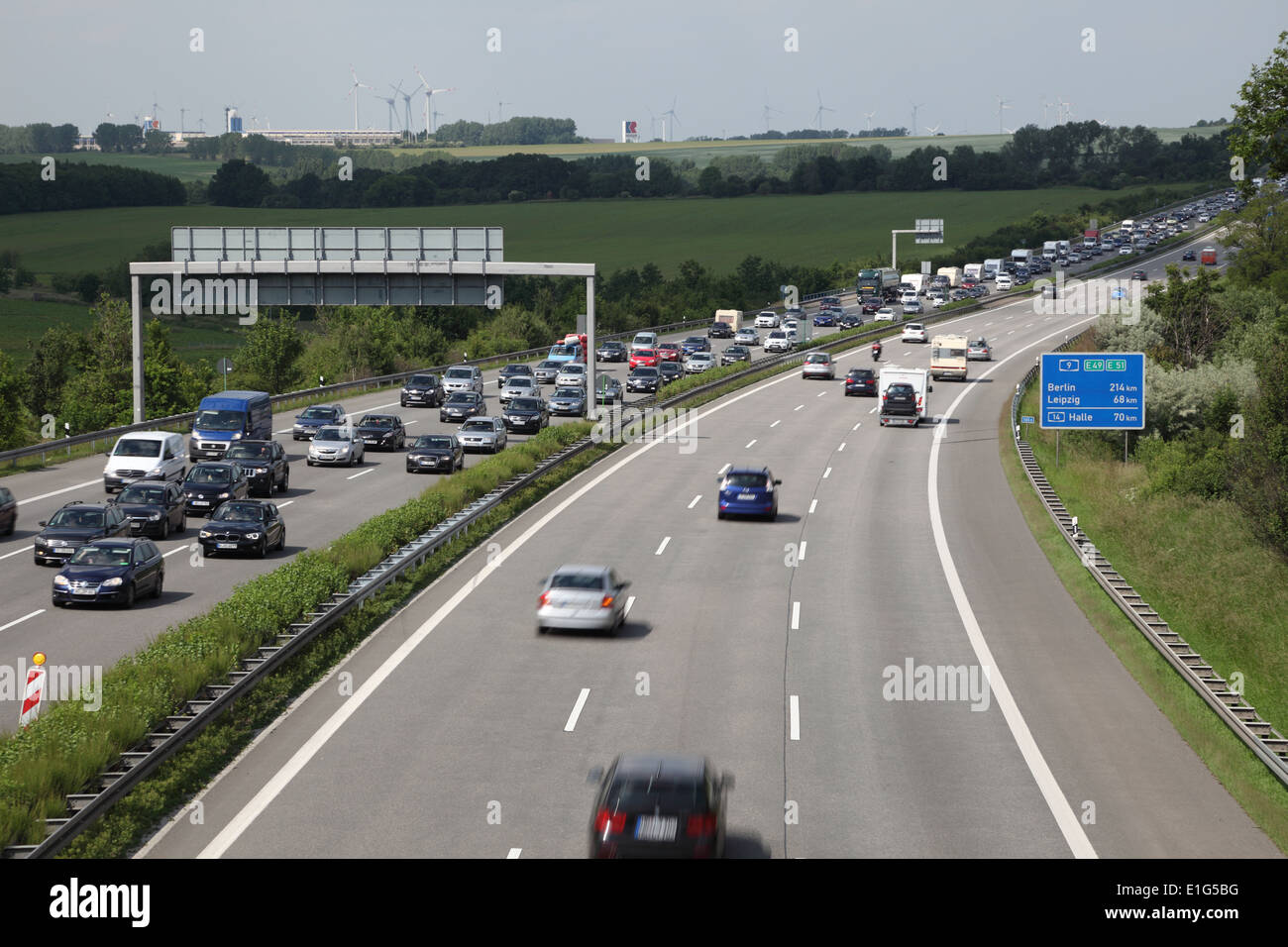 Stau wegen einer Baustelle auf der Autobahn (Highway) in Deutschland Stockfoto
