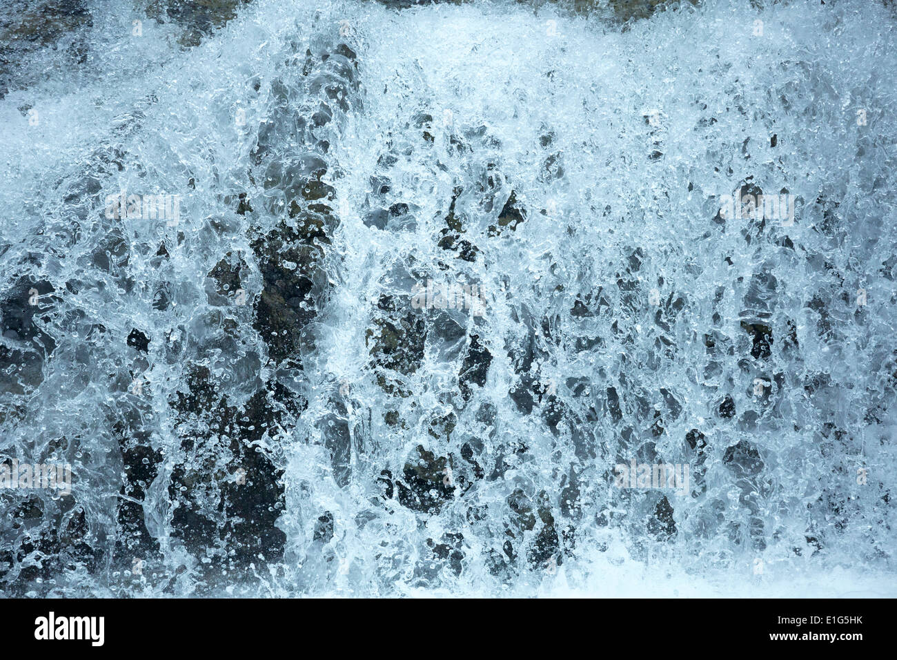 Sprudelnden Strom von Wasser Closeup (Natur Hintergrund). Stockfoto