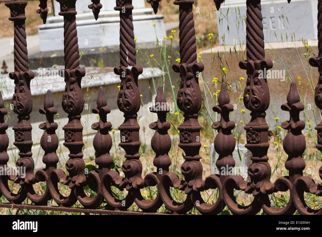 Bestandteil einer verrosteten Zaun um ein Grab in San Juan Bautista, Kalifornien Stockfoto