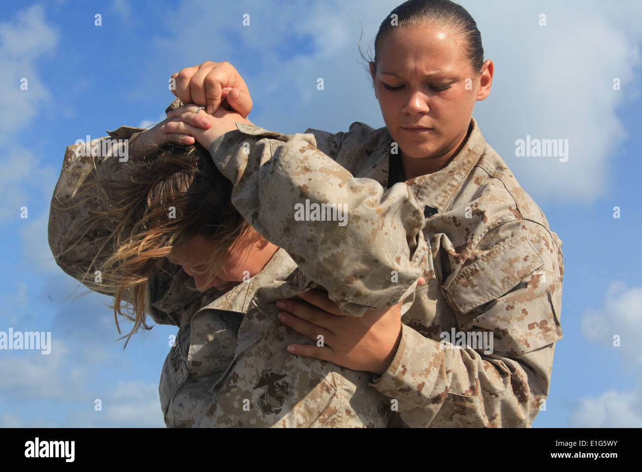 U.S. Marine Corps CPL. Jessica Ward, Recht, eine weibliche Engagement (FET) Teammitglied mit Bekämpfung der Logistik-Bataillon 26, 26. Mari Stockfoto