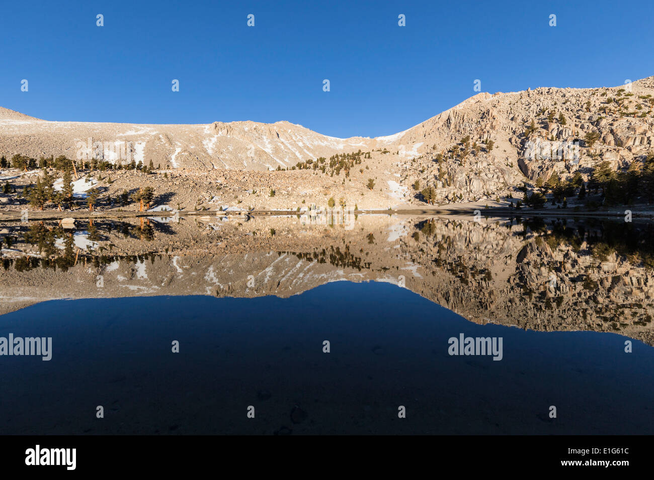 Cirque-See in der kalifornischen Sierra Nevada Bergwildnis. Stockfoto