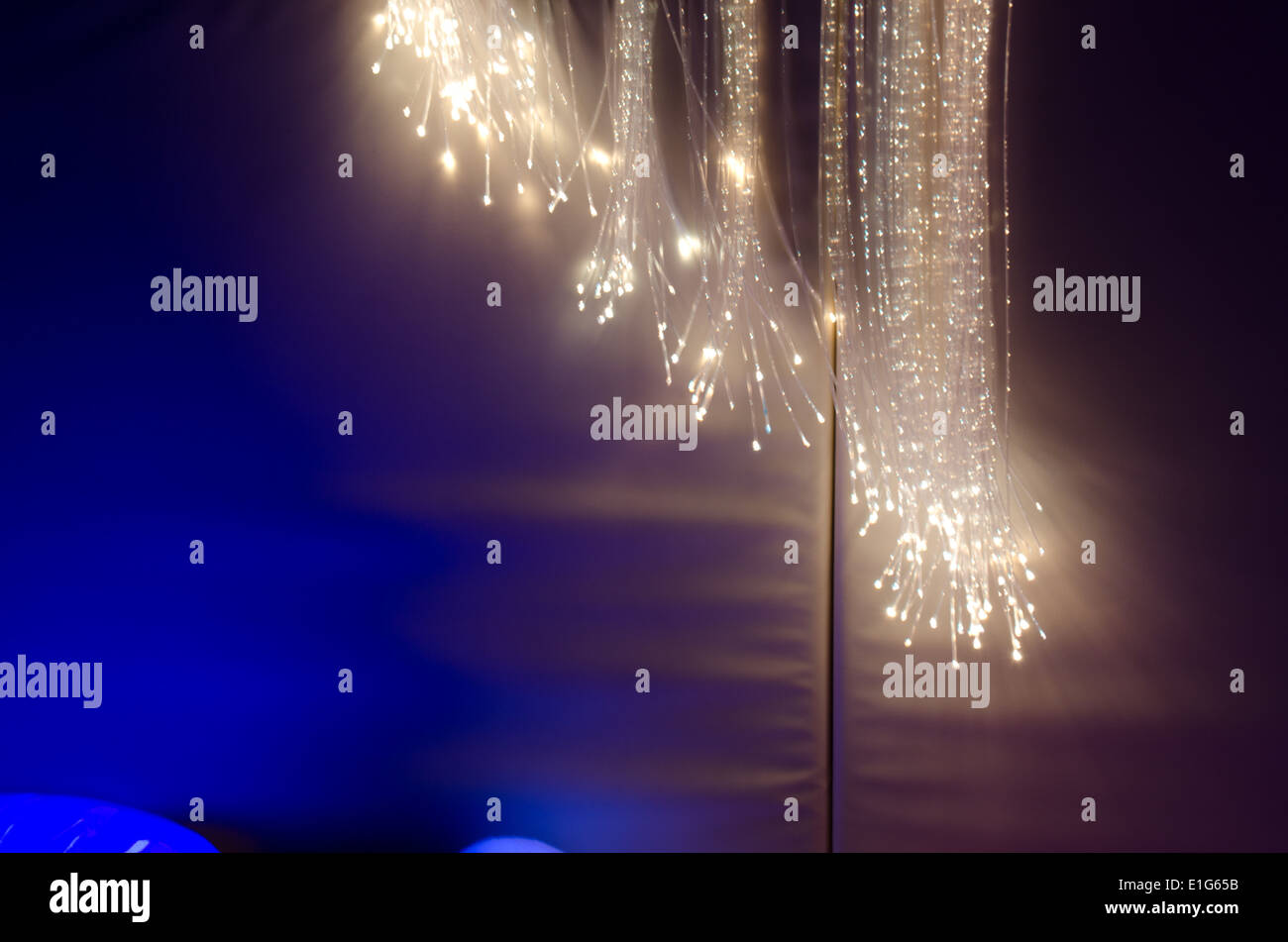 Faseroptische Beleuchtung in einer Behinderung Nächstenliebe Snoezelenraum  dunkel UV Beleuchtung Stockfotografie - Alamy