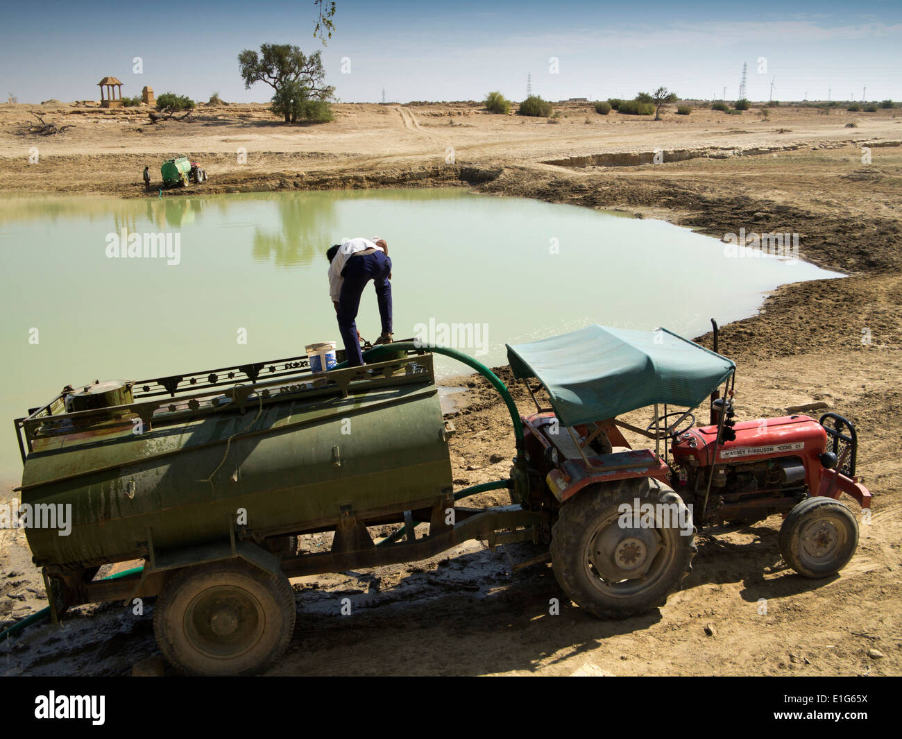 Thar-Wüste, Landwirte Traktor befüllen, Jaisalmer, Rajasthan, Indien zog Tank mit Bewässerung Wasser am See Stockfoto