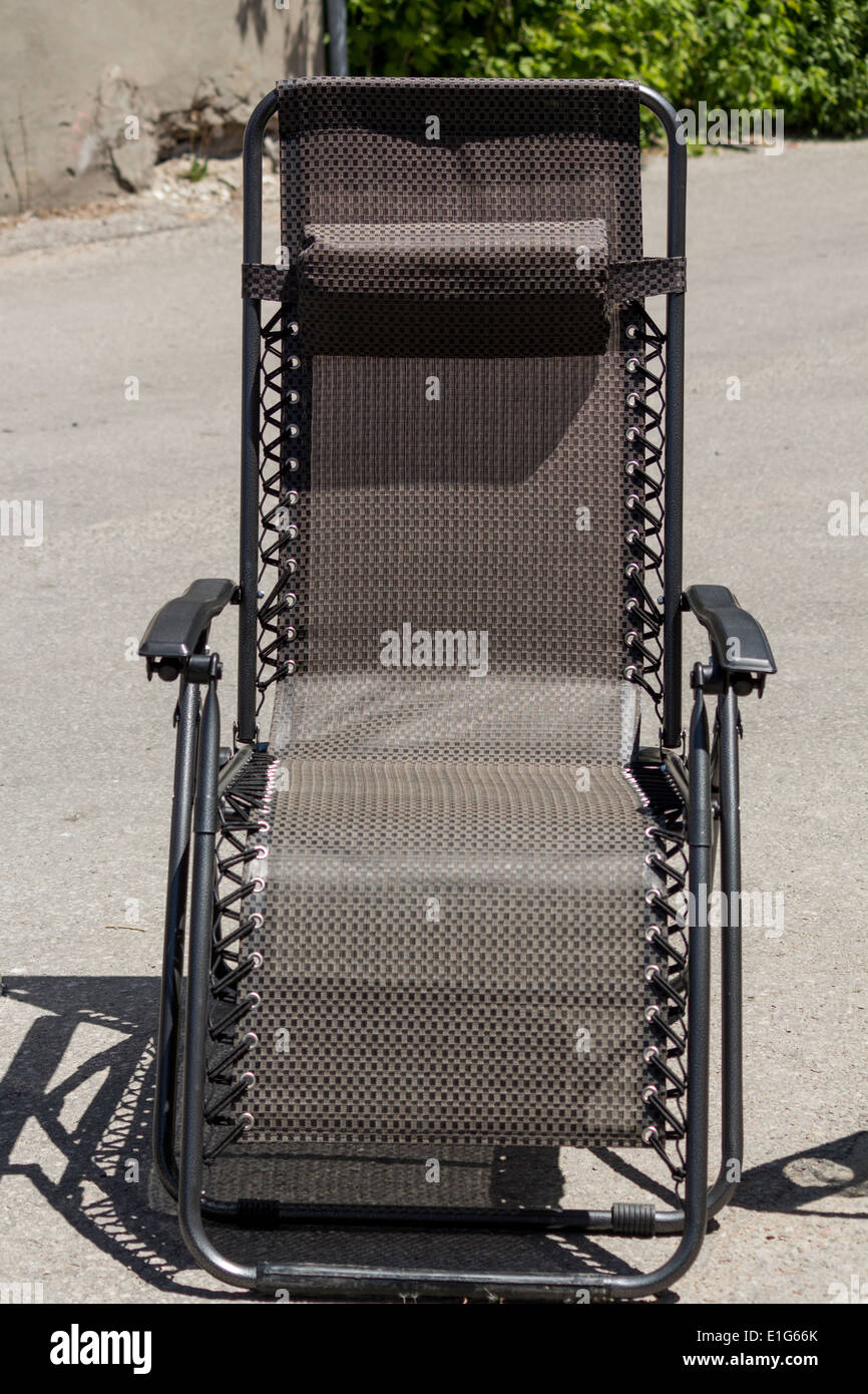 Neue Netz-Liegestuhl, zum Verkauf an einem hellen Frühlingstag  Stockfotografie - Alamy
