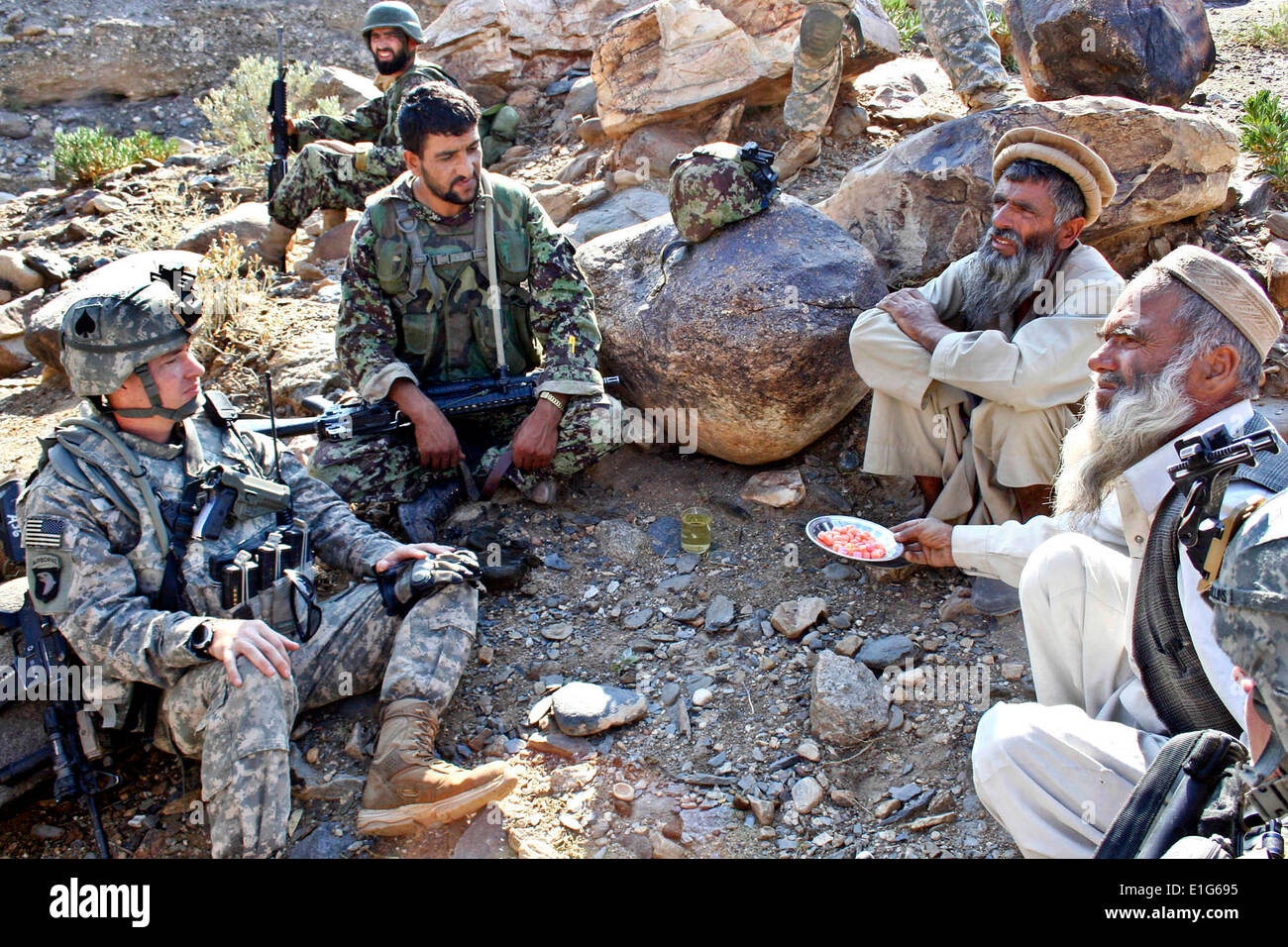 US Army 2nd Lt. Daniel Wild, links, und einen afghanischen Armee-Waffen-Teamleiter sprechen mit Gurem Dorfältesten 6. November 2010, in Nan Stockfoto