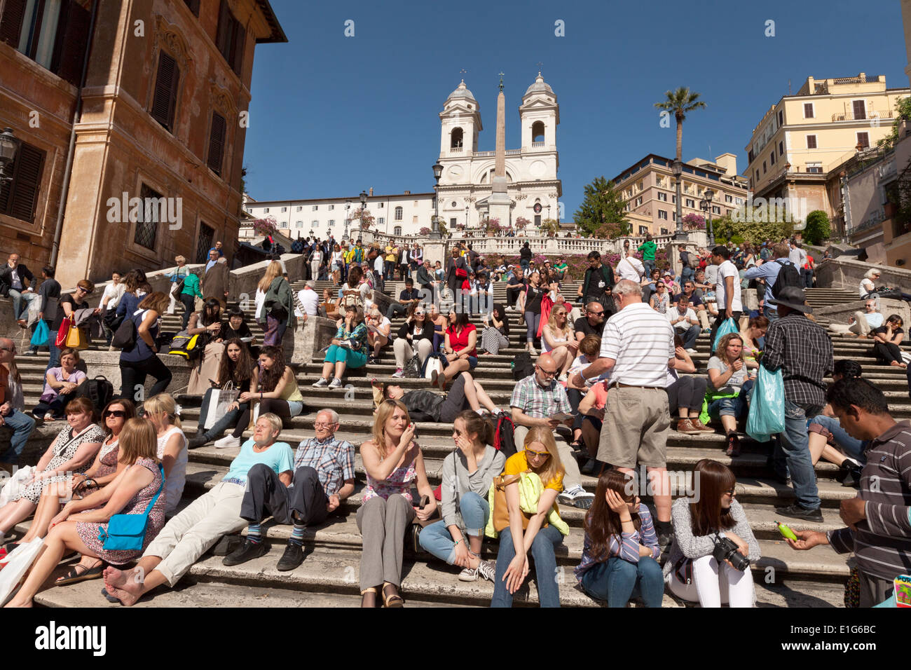 Touristen sitzen auf die spanische Treppe, Rom, Italien an einem sonnigen Frühlingstag Stockfoto