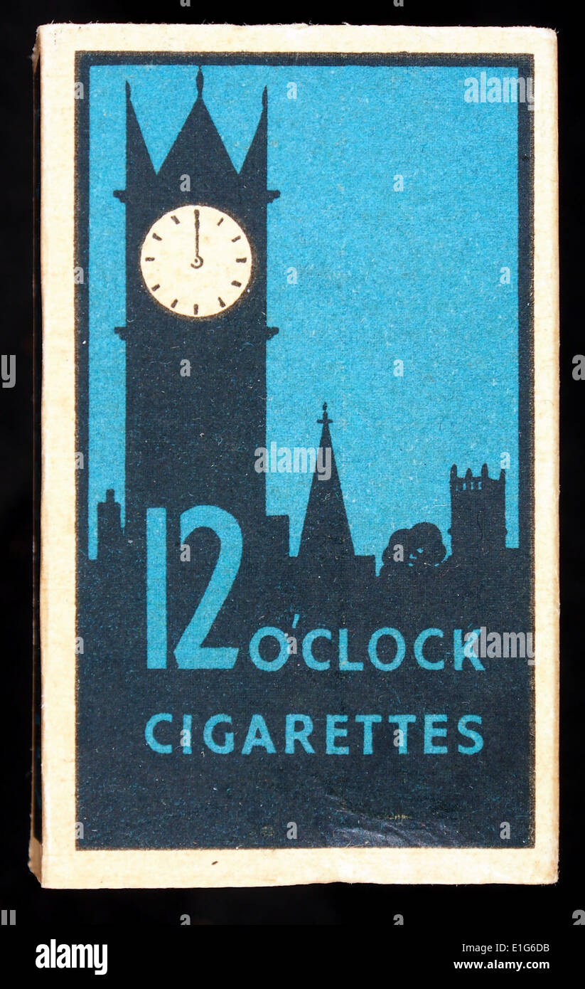 Die 12 O'Clock Zigarettenpackung verfügt über ein klassisches Branding in Verbindung mit Premium-Tabakprodukten. Dieses Paket repräsentiert eine Geschichte der Tabakwerbung. Stockfoto