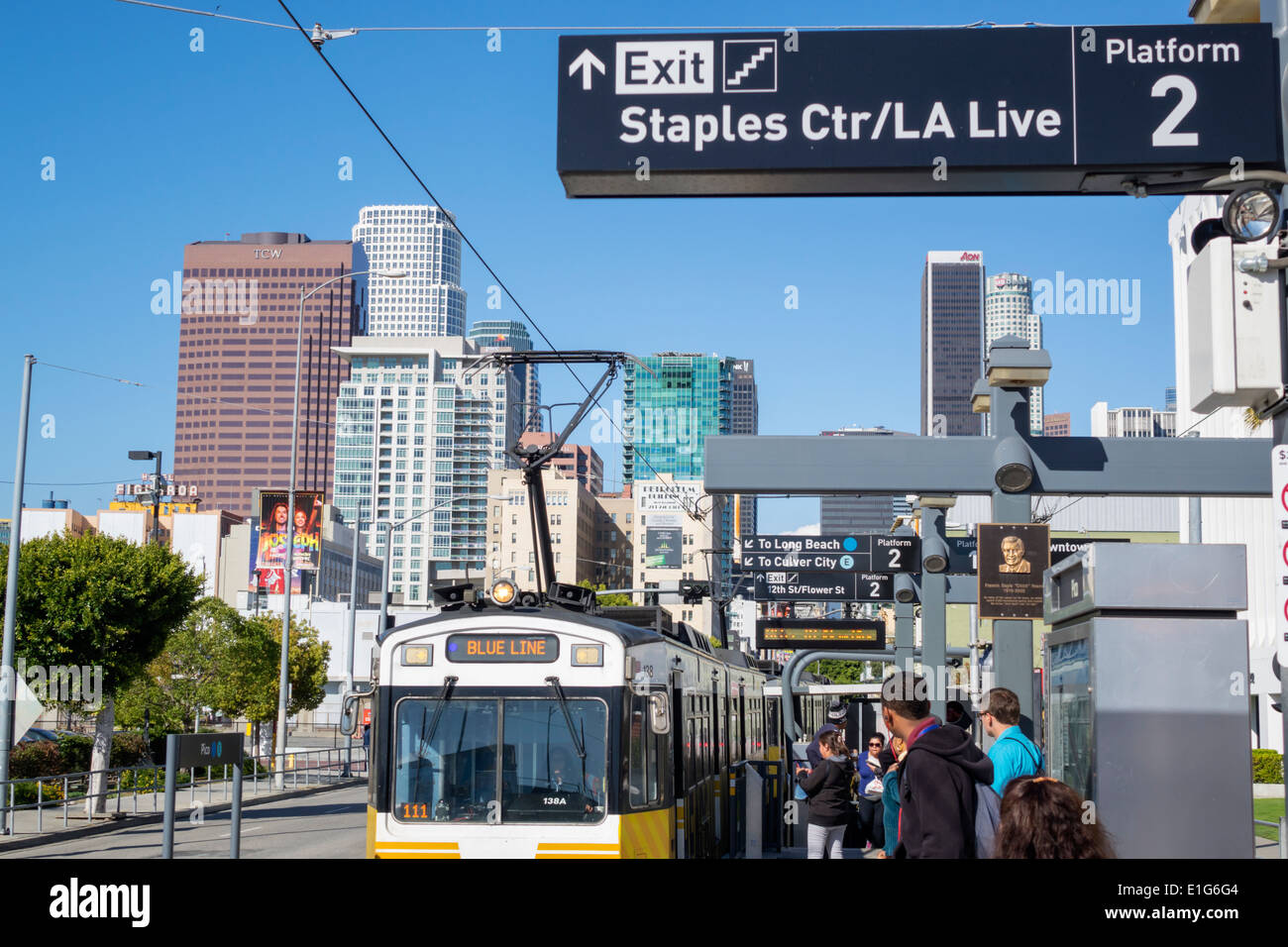 Los Angeles, Kalifornien, Innenstadt, LA County Metro Rail, Stadtbahn, Nahverkehr, Gold Line, Pico Station, Bahnhof, Plattform, Zug, Pantograph, Pendler Stockfoto