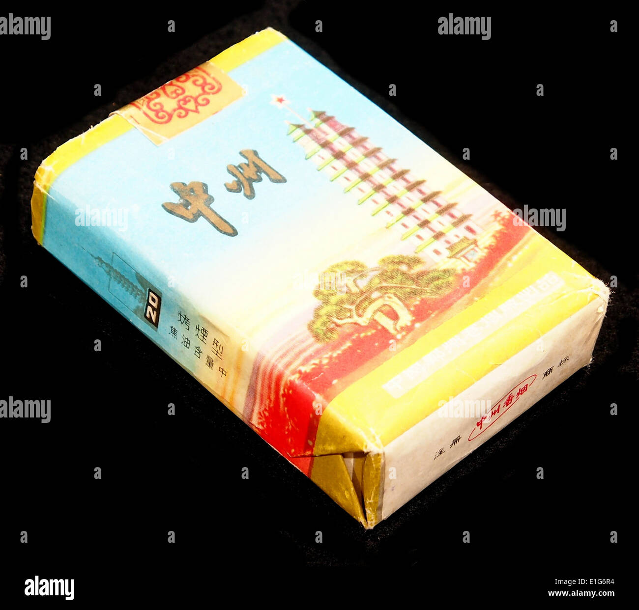 Eine Packung Chung Chow-Zigaretten, ein Tabakprodukt, das normalerweise für den Einzelverkauf verpackt wird. Die Verpackung enthält häufig Branding- und Produktinformationen, die sich an Zigarettenverbraucher richten. Stockfoto