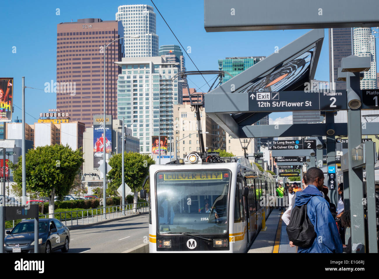 Los Angeles, Kalifornien, Innenstadt, LA County Metro Rail, Stadtbahn, Nahverkehr, öffentliche Verkehrsmittel, Gold Line, Pico Station, Bahnhof, Plattform, Trai Stockfoto