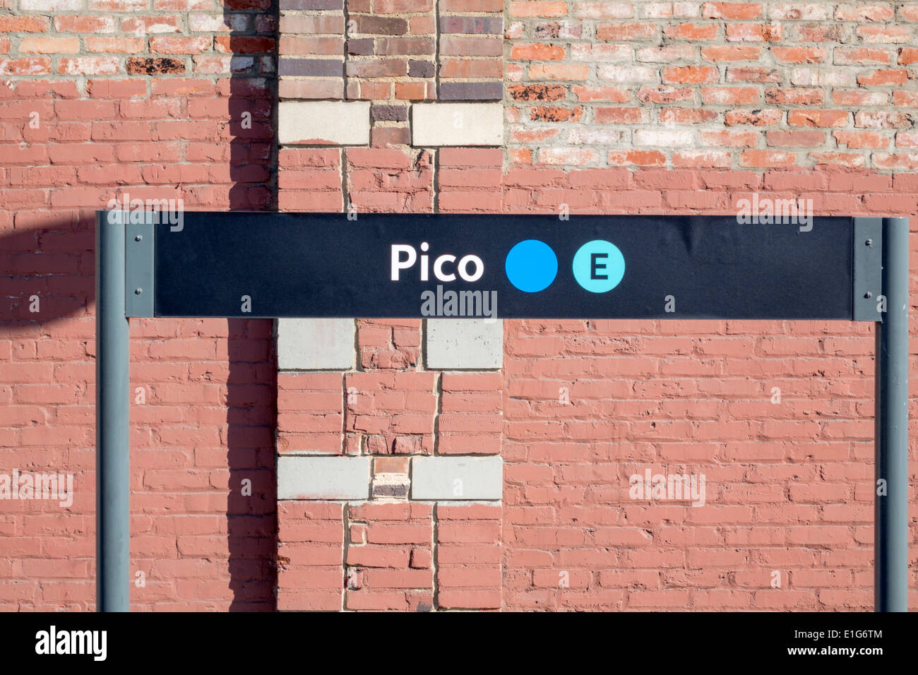 Los Angeles, Kalifornien, Innenstadt, LA County Metro Rail, Stadtbahn, Nahverkehr, öffentliche Verkehrsmittel, Gold Line, Pico Station, Bahnhof, Schild, Logo, bri Stockfoto