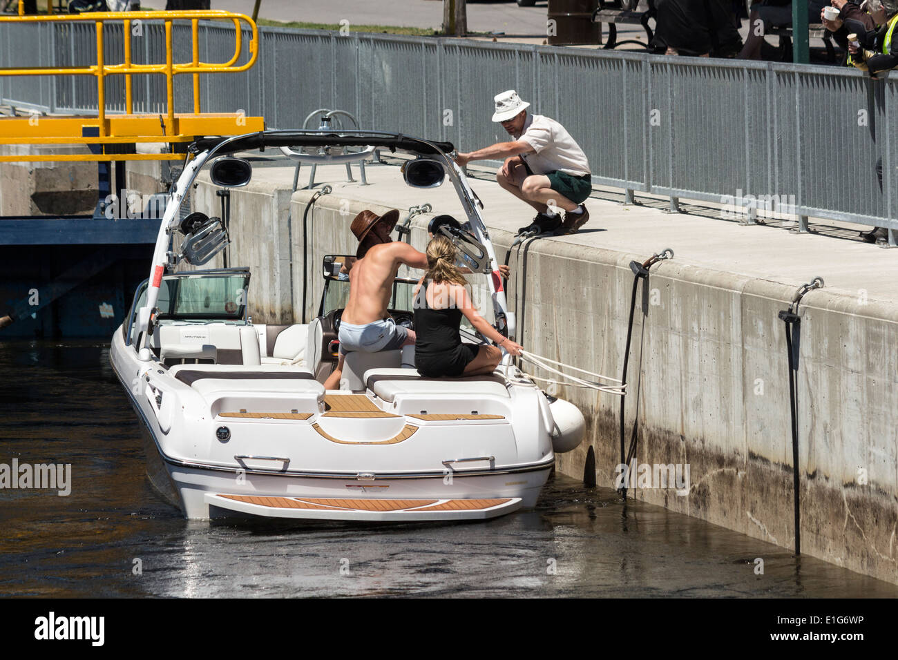 Bootsfahrer, Anweisungen von Kanada Parks Mitarbeiter manövrieren Lock 34 in Fenelon fällt, da die Sperre Lamost Niveau ist Stockfoto