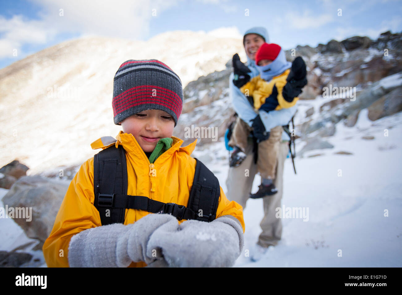 Mutter und Sohn genießen Sie eine Wanderung entlang einer Schnee gefüllt Gap Trail Stockfoto