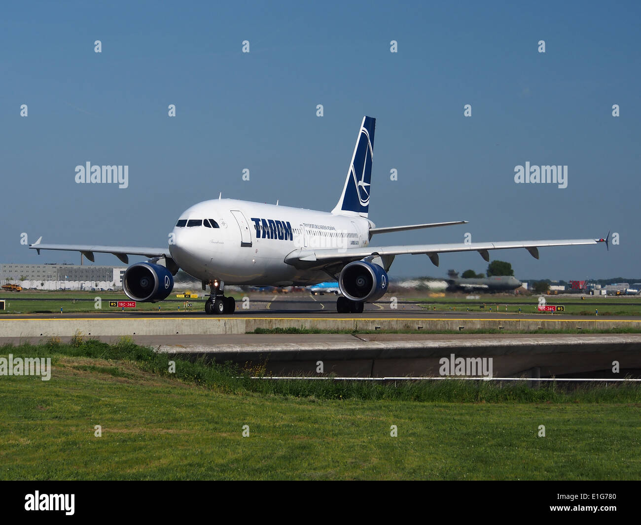 Die TAROM Airbus A310-325(ET), registriert YR-LCA, wurde am 16. Mai 2014 am Flughafen Schiphol in den Niederlanden gesehen und gehört zur Flotte von Großraumflugzeugen der rumänischen Fluggesellschaft. Stockfoto