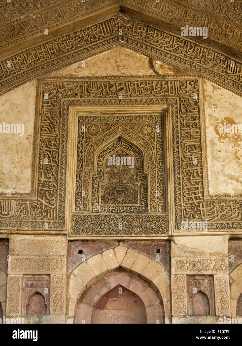 Indien, New Delhi, Lodhi Gärten, Bara Gumbad Moschee, koranische Inschriften Stockfoto