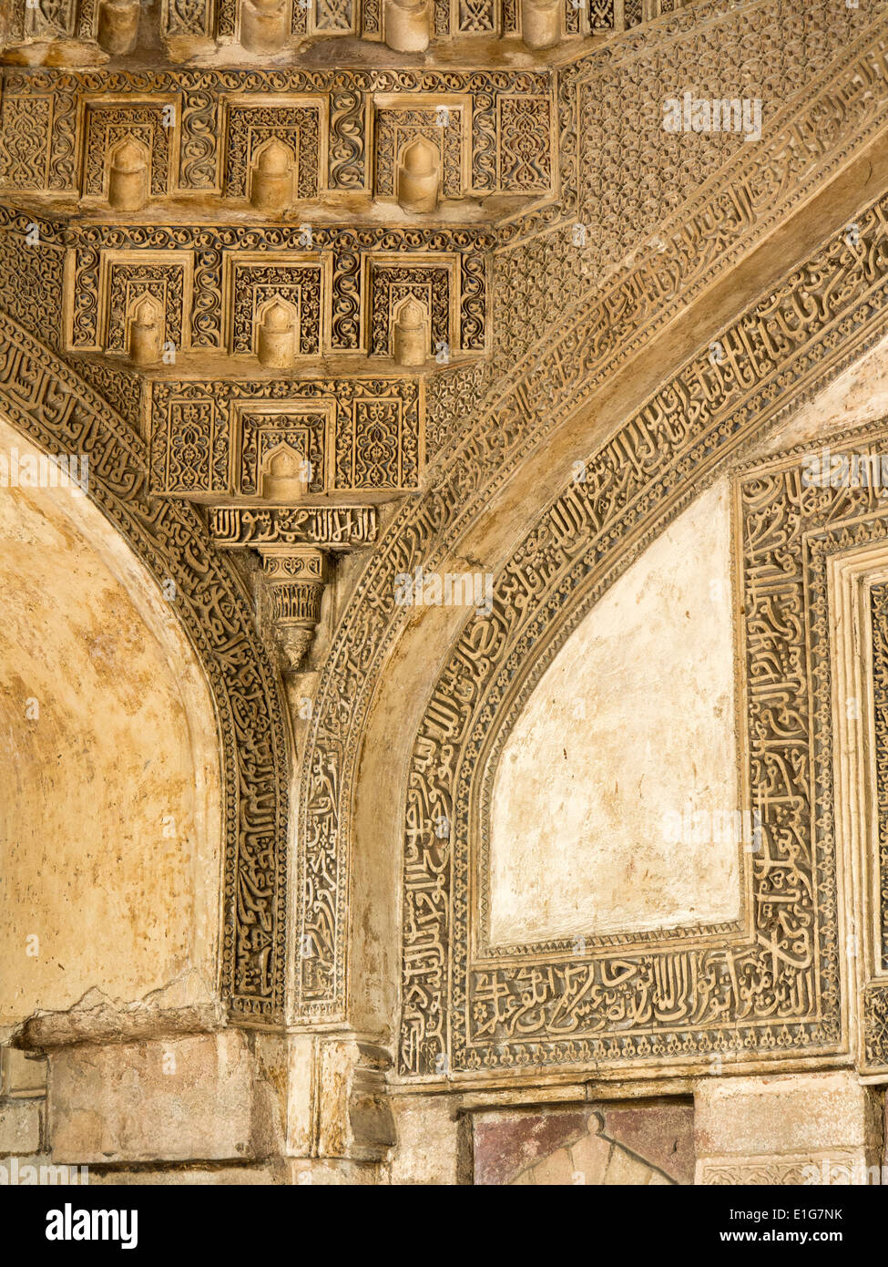 Indien, Neu-Delhi, Lodhi Gärten, Bara Gumbad Moschee geschnitzt koranische Inschriften Stockfoto