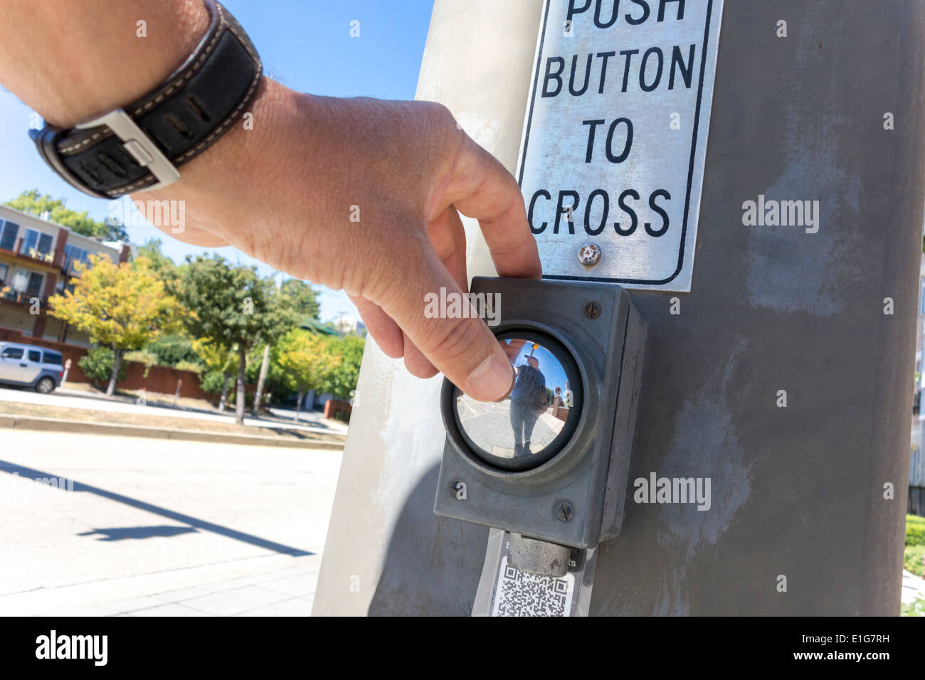 Taster mit Schild, Hand zu überqueren. Fußgängerüberweg Zebrastreifen. Mann auf Knopfdruck zu Pkw-Verkehr im Schnittpunkt zu stoppen. Stockfoto