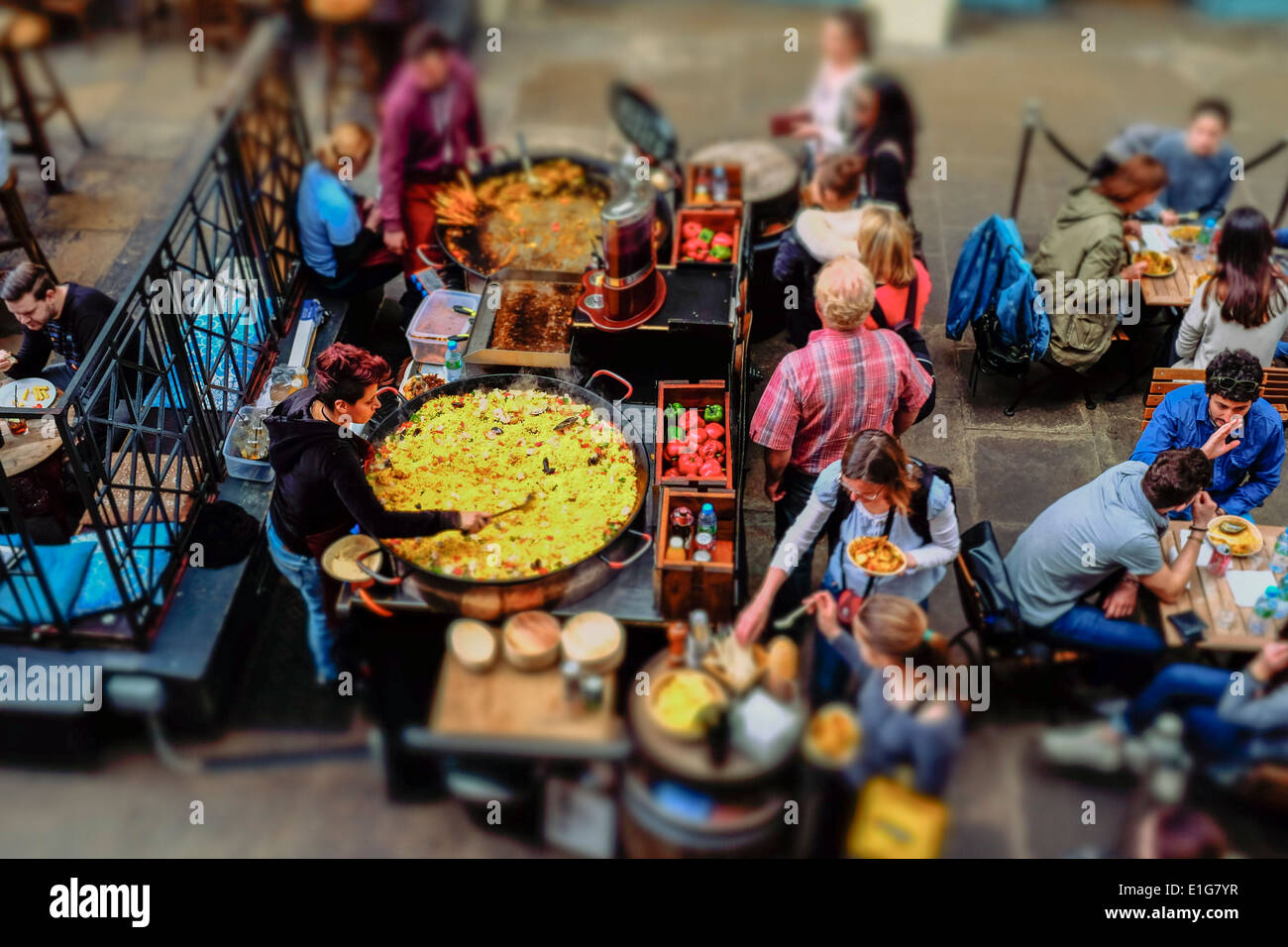 Garküche kochen große Paella Schüssel, Covent Garden, London, UK Stockfoto