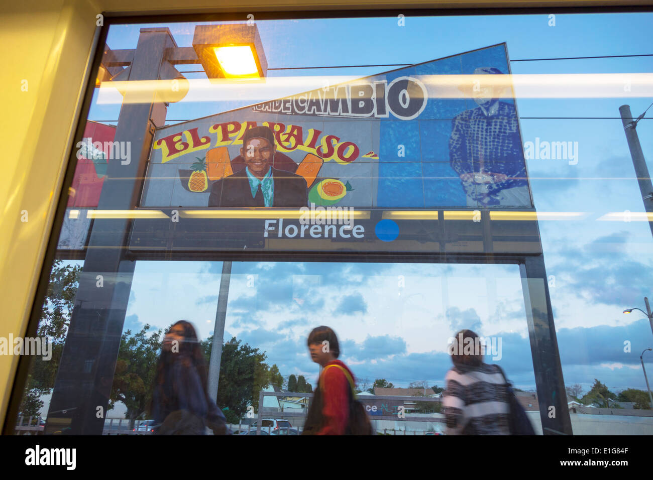 Los Angeles California, LA County Metro Rail, Stadtbahn, Nahverkehr, öffentliche Verkehrsmittel, Bahnhof Florenz, Bahnsteig, Blick durch das Zugfenster Stockfoto