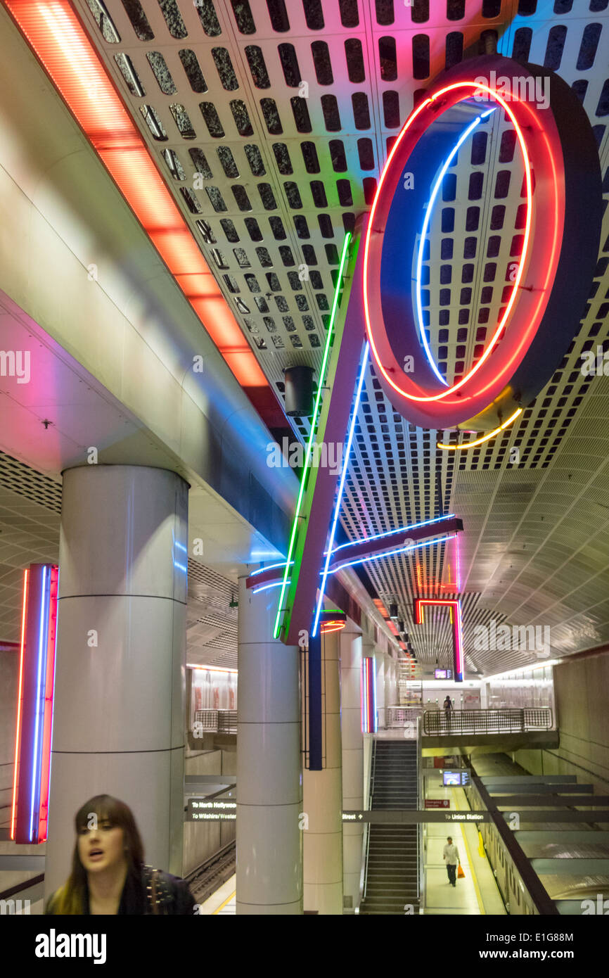 Los Angeles California, LA County Metro Rail, Stadtbahn, Nahverkehr, öffentliche Verkehrsmittel, Pershing Square Station, öffentliche Kunstwerke, Neon-Skulptur Stockfoto