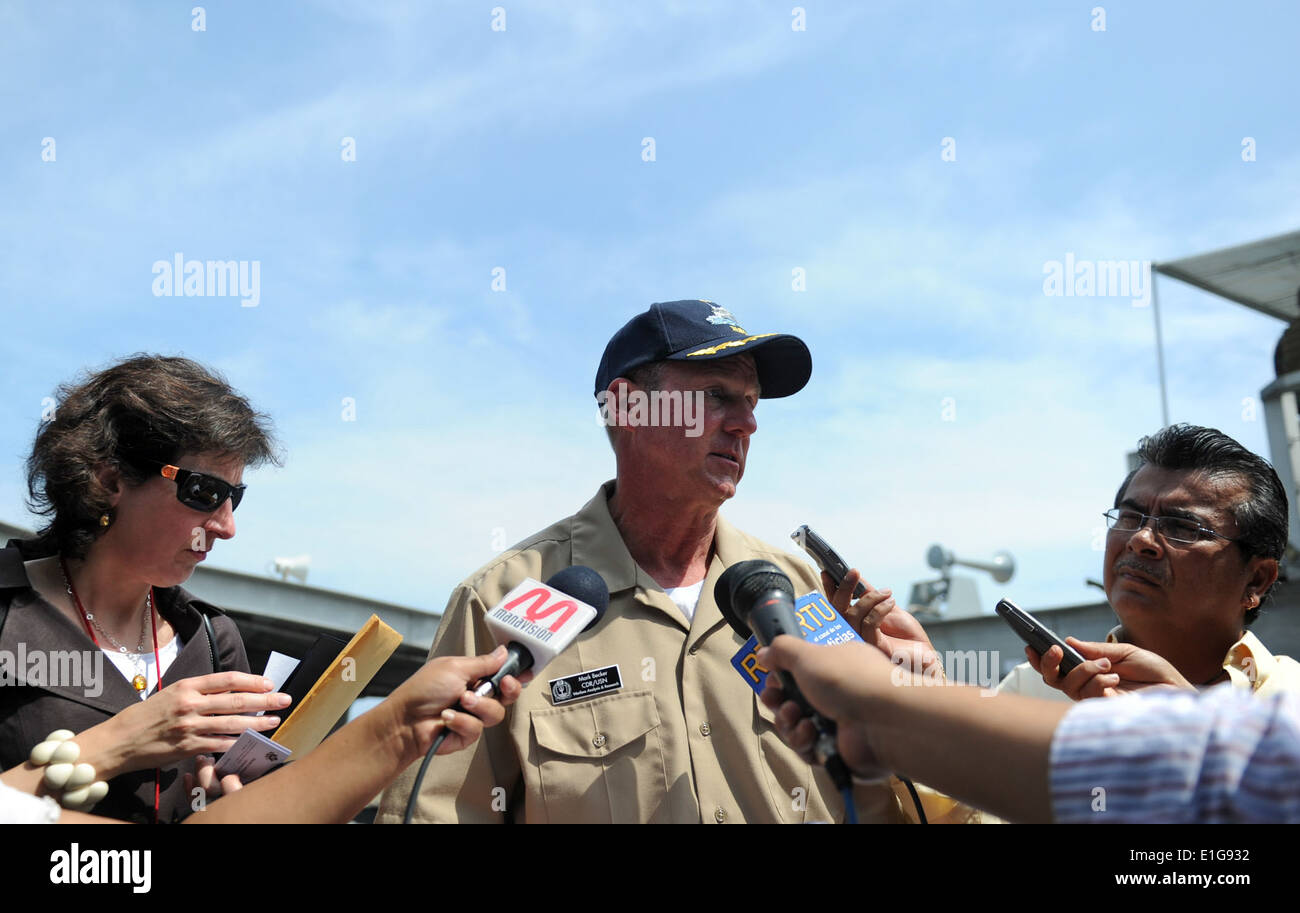 U.S. Navy Commander Mark Becker, der Kommandant der südlichen Partnerschaft Station (SPS) 2011 richtet sich an Mitglieder von der ecuadorianischen medi Stockfoto