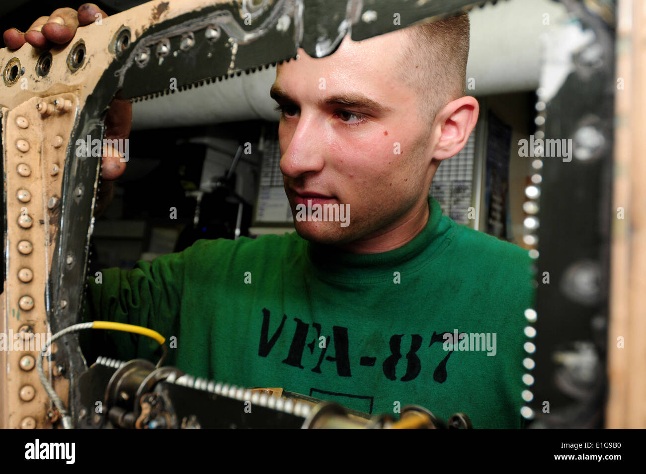 US Marine Aviation strukturelle Mechaniker Airman Mahlon H. Poorman zugewiesen, der Strike Fighter Squadron (VFA) 87, prüft ein panel Stockfoto