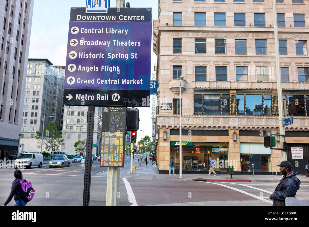 Los Angeles, Kalifornien, Stadtzentrum, zentrales Geschäft, Bezirk, Straßenszene, Kreuzung, Ecke, Schild, Richtung historische Stätten, Schwarze Männer, Inf Stockfoto