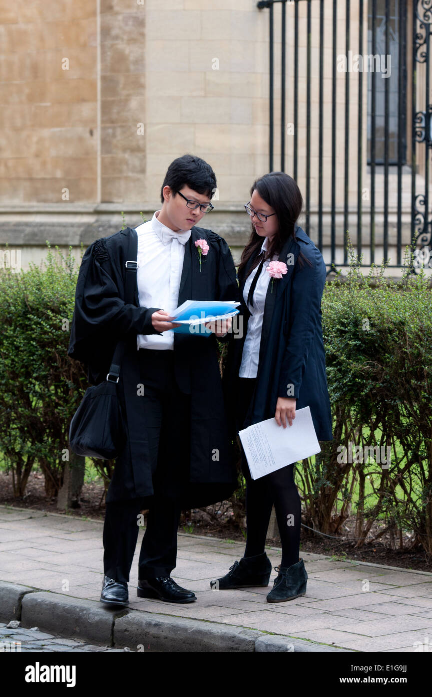 Schüler außerhalb der Untersuchungsräume Gebäude warten darauf, Examen, Oxford, UK Stockfoto