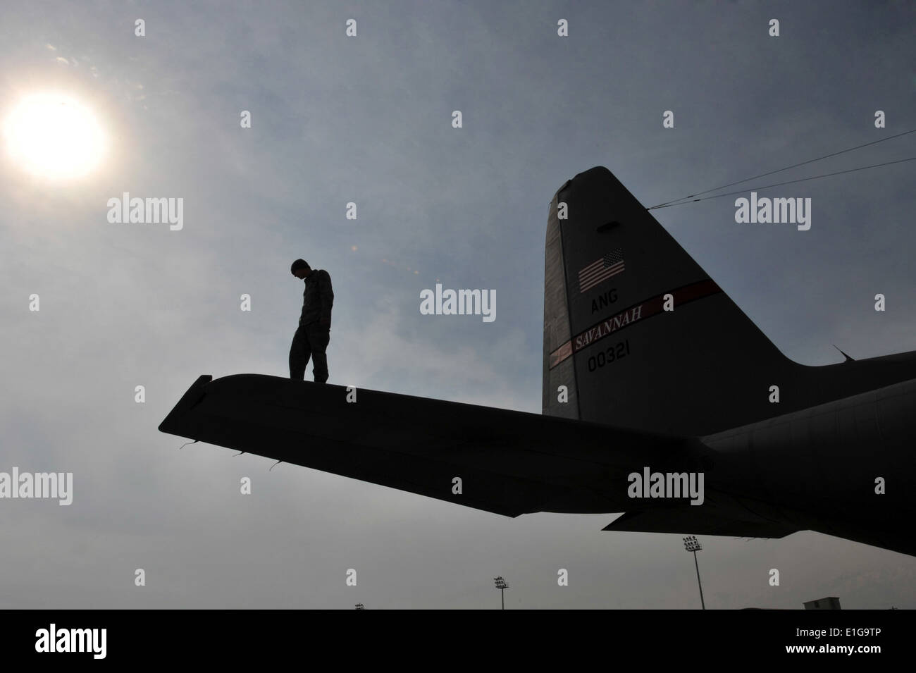 Airman 1st Class Slade Hall, 455. Expeditionary Aircraft Maintenance Squadron Crewchief, prüft die Höhenleitwerk o Stockfoto