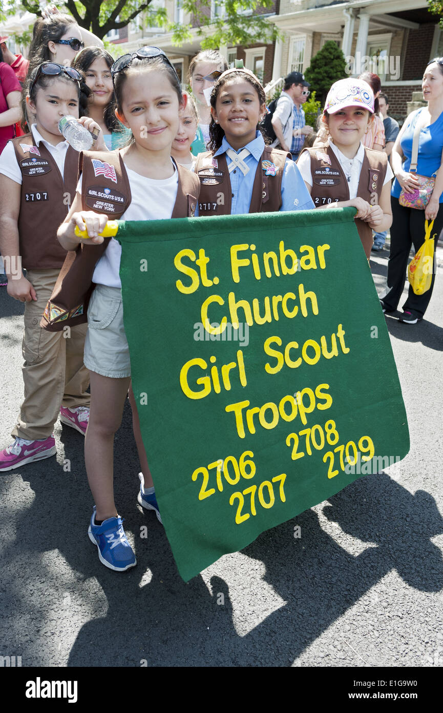 Pfadfinderin Truppe bereitet sich im The Kings County Memorial Day Parade in der Bay Ridge Abschnitt von Brooklyn, NY, März 2014. Stockfoto