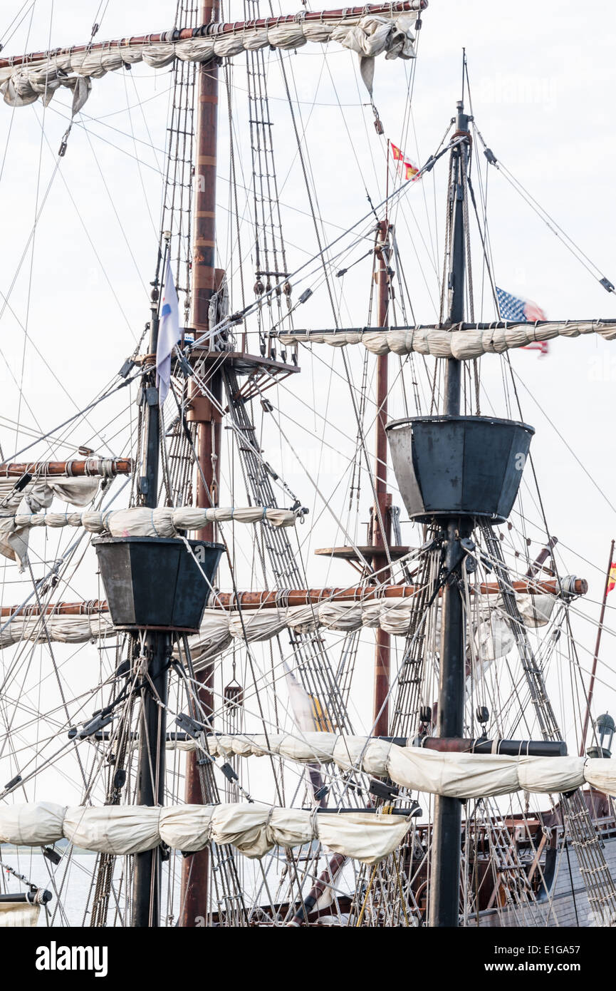 Crow's Nest und Takelage eines großen Schiffes angedockt in Matanzas Bay in St. Augustine, Florida, USA. Stockfoto