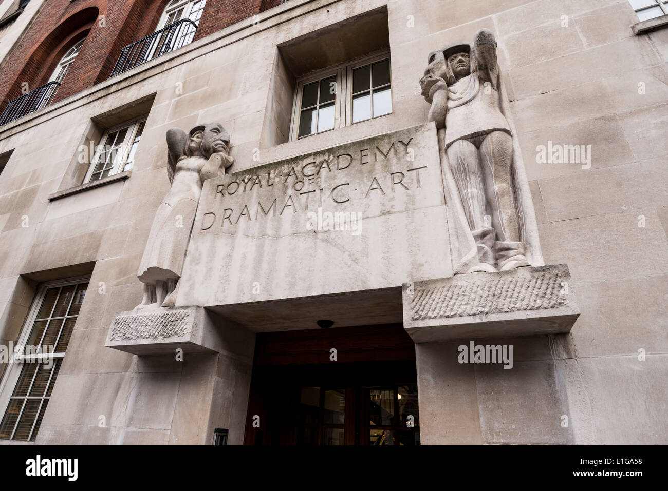 Der Haupteingang zum RADA (Royal Academy of Dramatic Art) auf Gower Street, London, UK Stockfoto